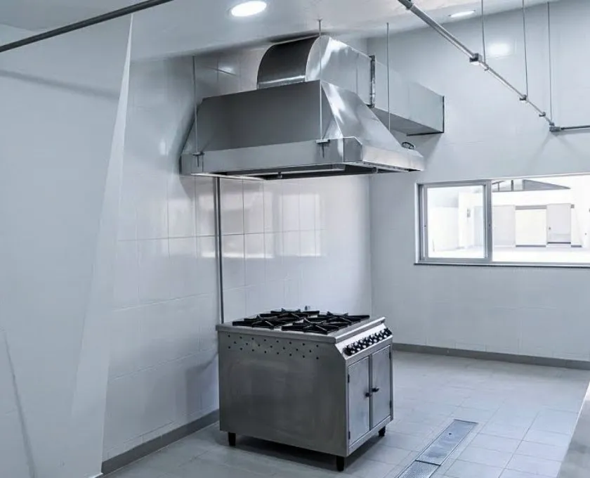 Coifa instalada em área de preparo profissional