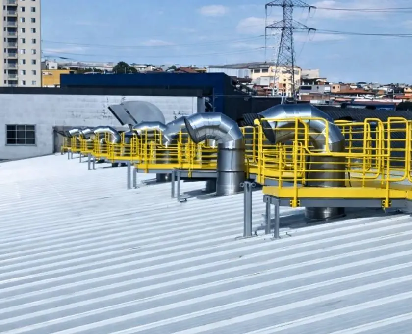 Instalação profissional de sistema de exaustão em barracão industrial pela Art Coifas