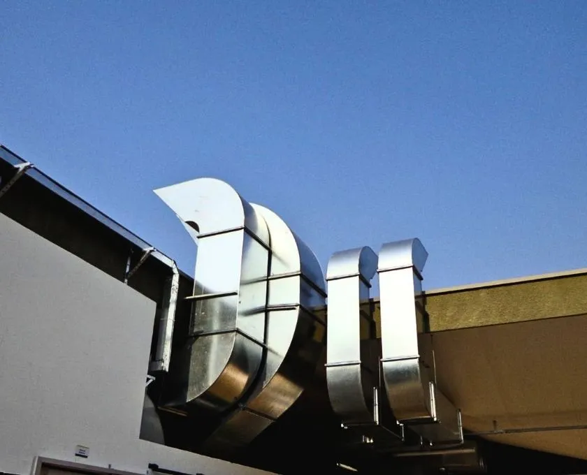 Detalhe de fabricação de coifa industrial sob medida Art Coifas