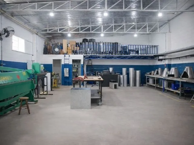 Estruturas metálicas e dutos em fabricação