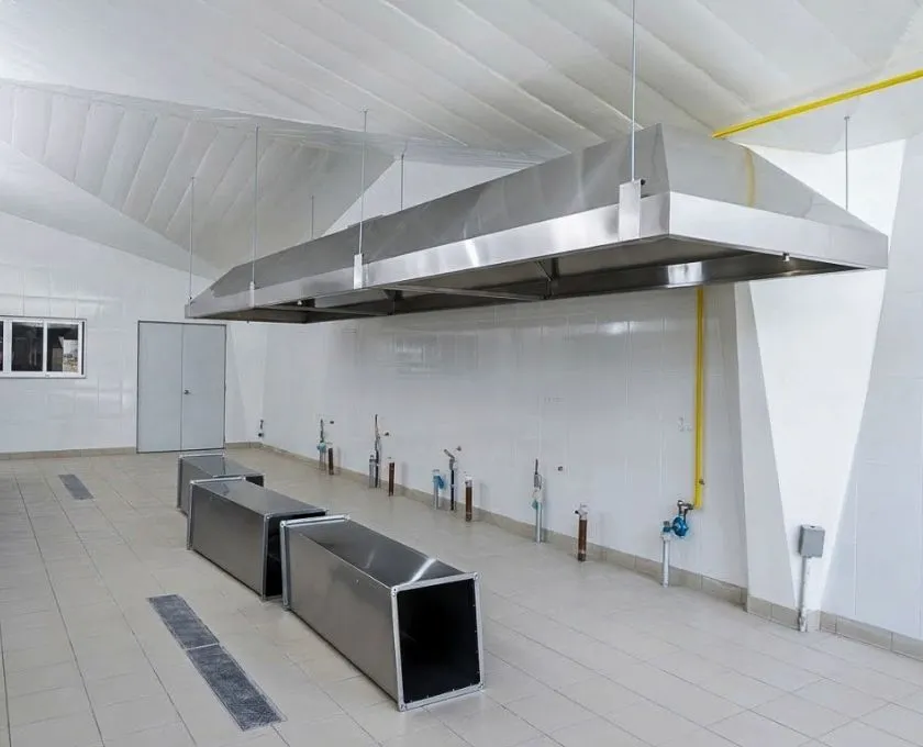 Coifa e dutos instalados em cozinha profissional
